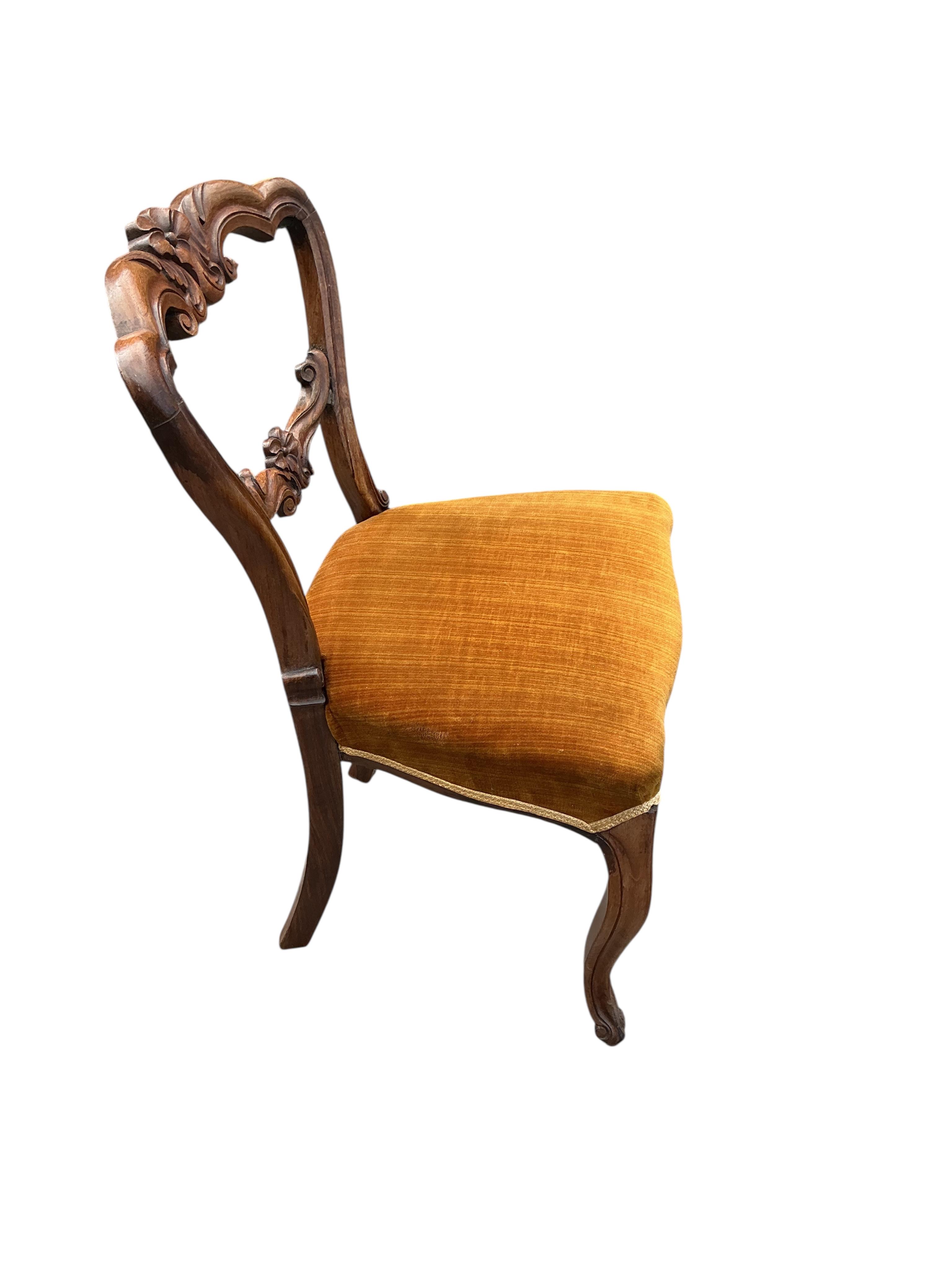 A set of six early Victorian rosewood dining chairs, width 46cm, height 80cm